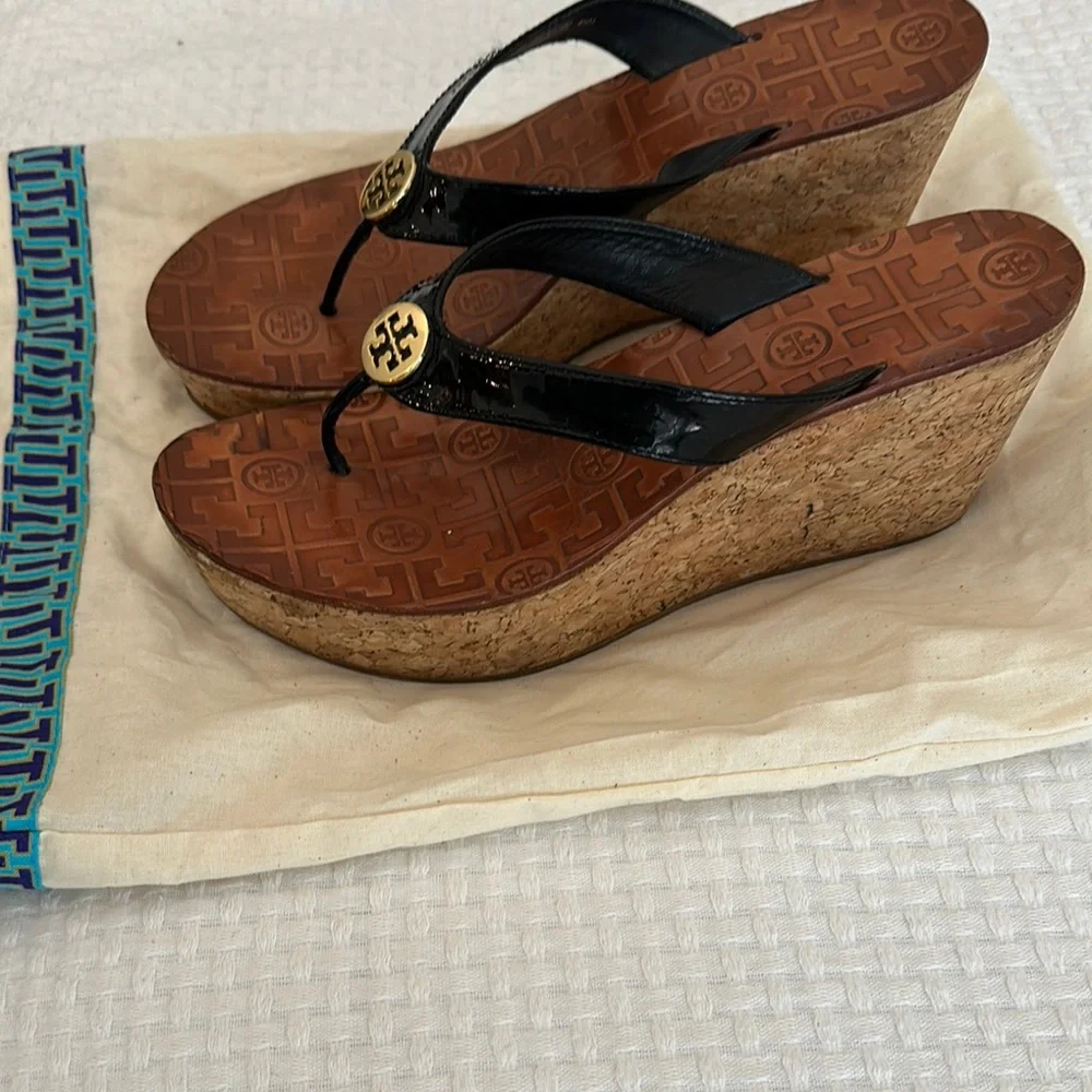 Tory Burch Black Patent Thong Sandals with Brown Footbed and Gold Logo